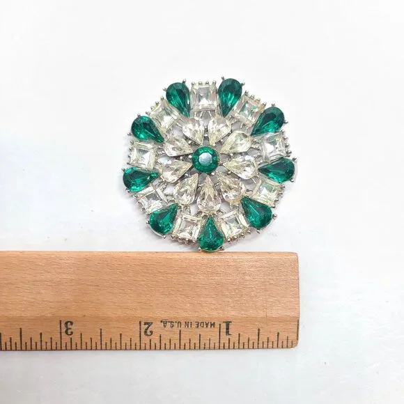 Large green clear rhinestone floral starburst brooch, Christmas NY Collection - Picture 4 of 8